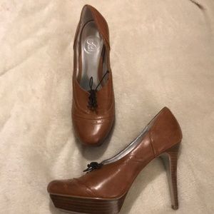 GUC Jessica Simpson closed toe heels